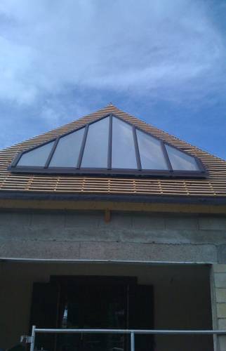 Pose d’une fenêtre de toit nouvelle génération avec volet solaire sur une résidence secondaire de Villers sur Mer