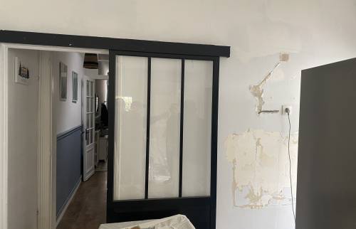 Préparation des surfaces avec rebouchage et reprises d'enduits 