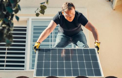 Pose d'un panneau photovoltaïque à Vienne