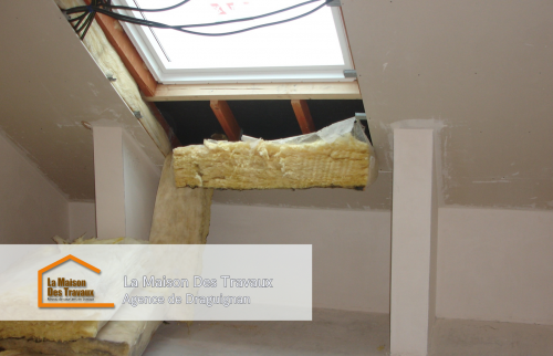 L’isolation d’origine, devenue inefficace, a été soigneusement retirée pour être remplacée par une laine de verre de haute performance.