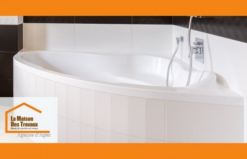 Une rénovation à Agen avec carrelage noir et blanc, WC suspendu et rangement malin pour une salle de bain design. 