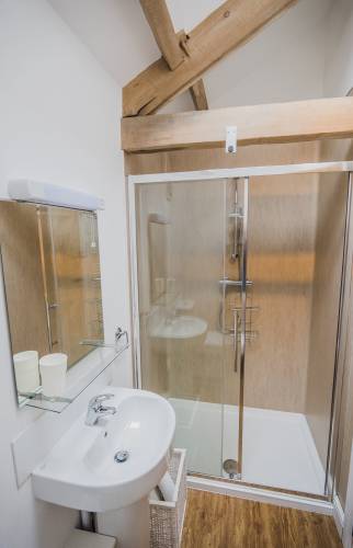 Salle d'eau avec poutres 