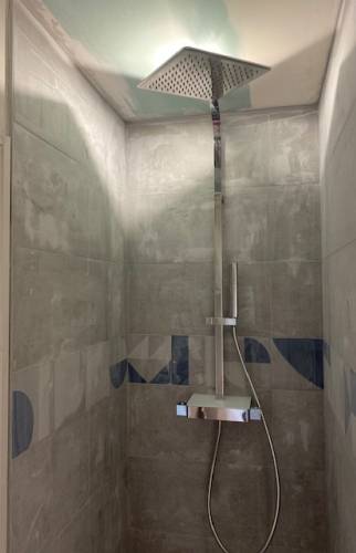 Salle de bain contemporaine La Maison des Travaux Rouen
