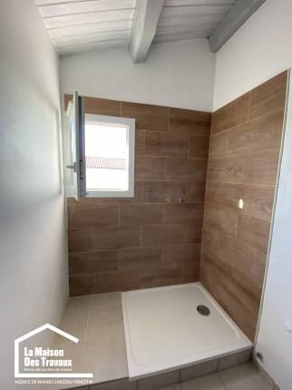 Faïence dans une douche à l'italienne