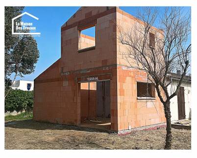 Montage des murs en brique de l'agrandissement