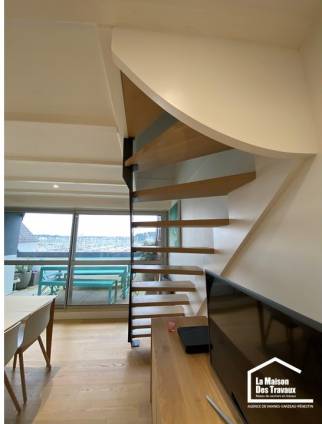 Marche en chene massif fintion teinté et vernis au plus rapprochant du parquet