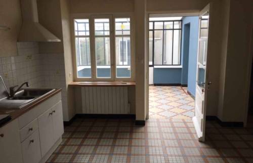 Cuisine avec anciennes menuiseries avant travaux de rénovation - Nantes (44200)