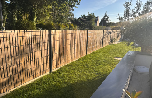 Une clôture bois esthétique et fonctionnelle pour délimiter la propriété tout en préservant l’intimité des clients.
