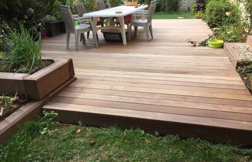 Bac à fleurs en bois massif et terrasse bois exotique à Brunstatt