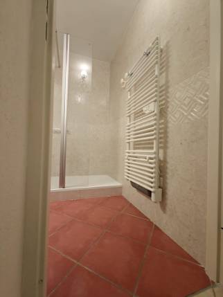 Rénovation de salle de bain avec radiateur sèche-serviettes - Nantes Orvault 44