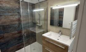 Salle de bain rénovée : une pièce moderne, fonctionnelle et lumineuse.