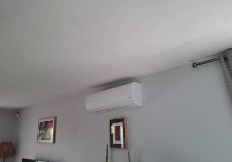  Installation de climatisation réversible dans la pièce de vie d'une maison - Meximieux 01800