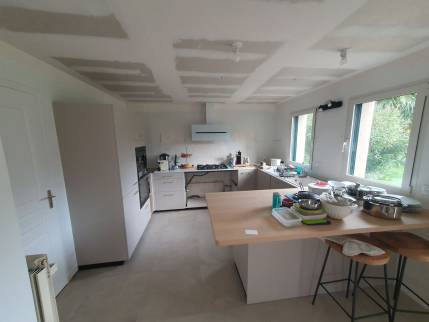 Pose de la nouvelle cuisine à Bruz après rénovation