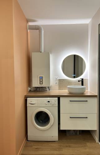 Salle d’eau rénovée avec meuble sur mesure à Bruz