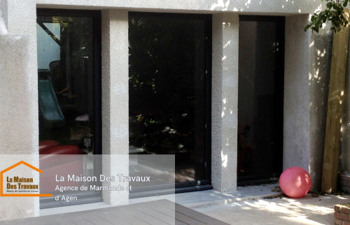La façade finalisée :** Des baies vitrées modernes parfaitement intégrées, donnant à la maison une nouvelle personnalité.
