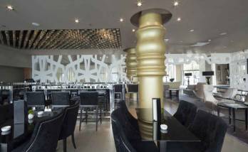 Installation du faux plafond dans un restaurant