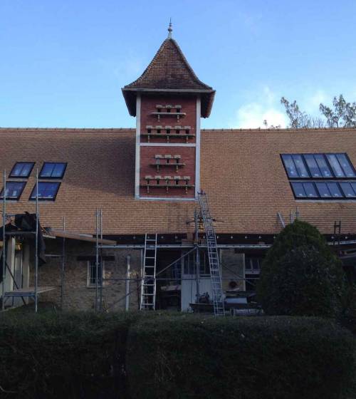 mise à neuf d'une toiture à clocheton et pigeonnier avec intégration verrière de toit à Crécy-la-Chapelle 77580