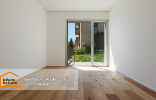 Un parquet chaleureux pour une ambiance moderne – Cette pose de parquet a complètement transformé l'intérieur, ajoutant chaleur et élégance.