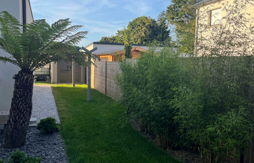 Un an après les travaux, les plantations ont pris leur place et apportent davantage d’intimité au jardin.