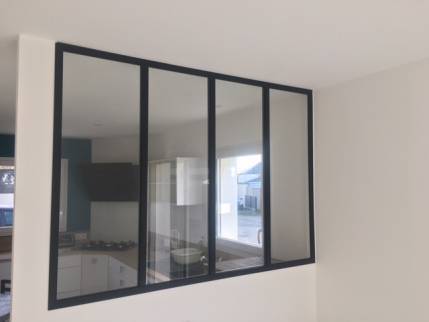 verrière en acier noir entre cuisine et salon - Nantes 44