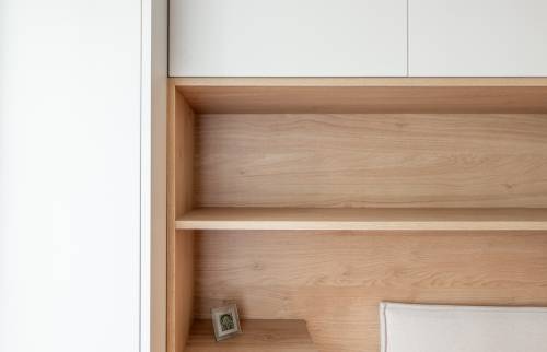 Étagères en bois clair pour un espace harmonieux à Sèvres