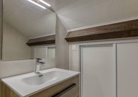 Du lambris blanc pour la luminosité, la poutre en bois foncé pour l'authenticité