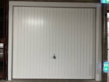 Nouvelle porte de garage basculante pour un appartement rénové - Nantes 44