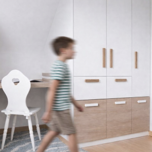 Chambre enfant rénovée meubles de rangement sur mesure et espace évolutif