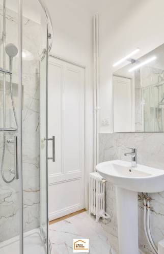 Une salle de bain rénovée à Clichy (92)