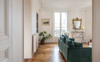 Salon rénové à Paris 16 : Un mélange parfait d'élégance et de modernité.