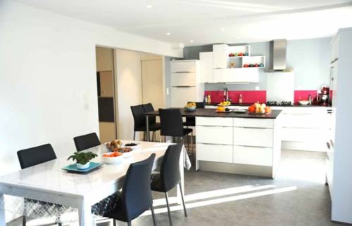 Cuisine style scandinave avec carrelage type carreaux de ciment