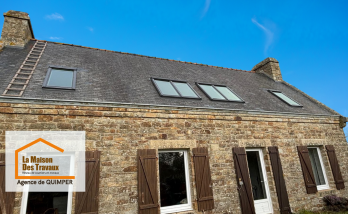 Rénovation de toiture à Tréguennec : Installation de nouvelles fenêtres de toit pour plus de luminosité et d’isolation. Projet réalisé par La Maison Des Travaux Quimper.