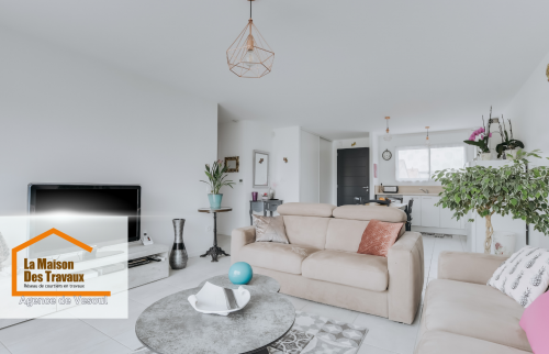 Salon après rénovation 🛋️ : Un espace de vie transformé, lumineux et harmonieux, avec des couleurs douces et une décoration épurée.