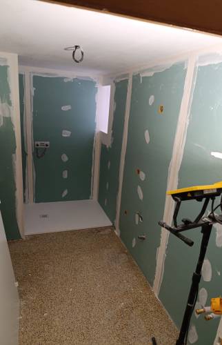 Création d’une douche de plain-pied pendant les travaux d’adaptation d’une salle de bain pour personne âgée à Charancieu.