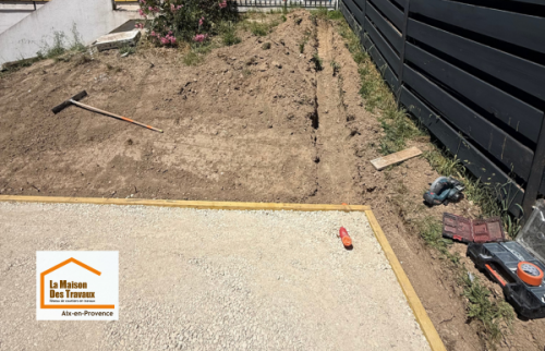 Préparation du terrain à Venelles avec création d’une plateforme compactée destinée à accueillir une future terrasse bois sur plots et un jacuzzi extérieur.