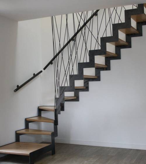 Escalier sur mesure armature acier et marches bois massif 