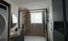Grande douche familiale et meuble sur mesure après rénovation de salle de bain – Paris 17