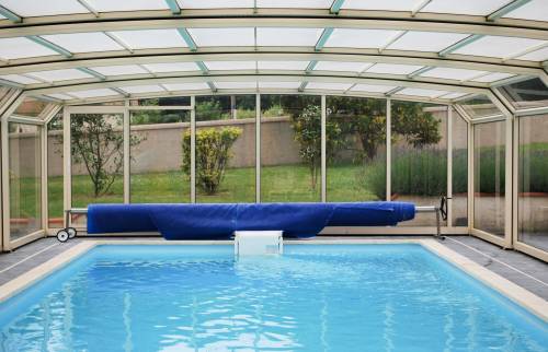 Piscine avec abri