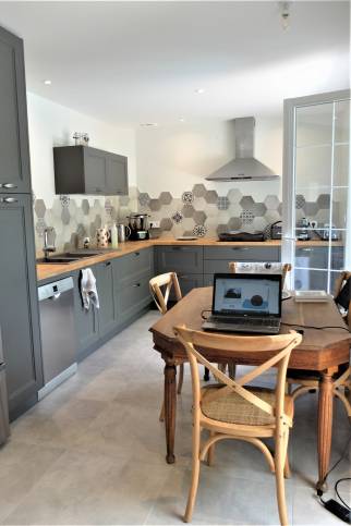 Cuisine rénovée et agrandie dans une villa de l’ouest lyonnais avec crédence carrelée et verrière d’atelier