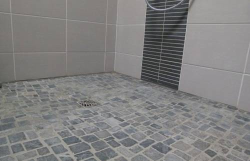 Revêtement du sol de la douche accès PMR à Aubière