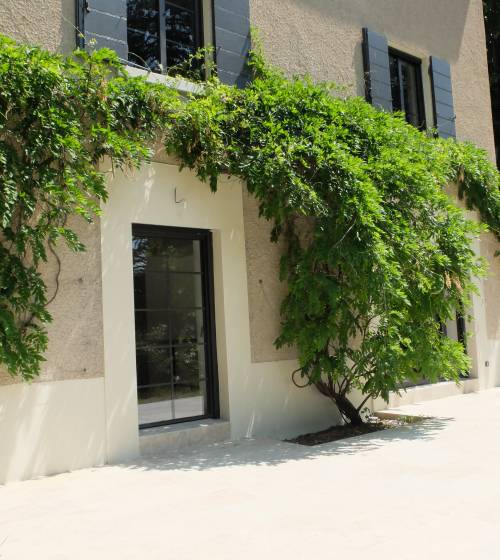 Ecully (69130) : création d'une grande terrasse extérieure en Travertin