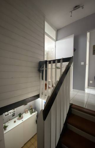 Agrandir la salle de bain sur le palier et le vide de la cage d'escalier 