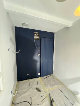 Porte et mur peints en bleu dans une cuisine en cours d'installation - Pornic 44210