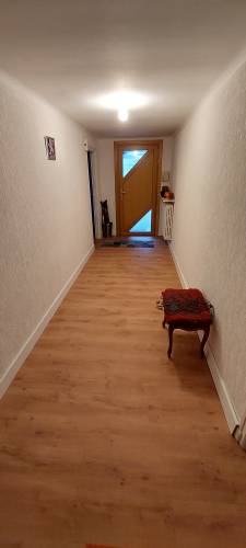 Après travaux de rénovation des sols et des murs de l'entrée de la maison