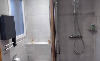 WC suspendu dans salle de bain à Cernay