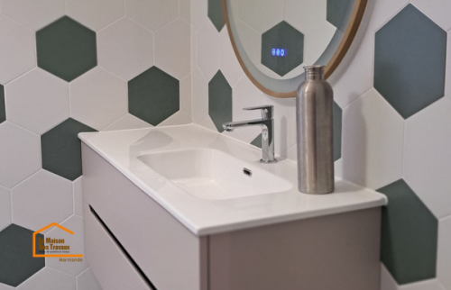 Meuble suspendu contemporain installé lors d’une rénovation de salle de bain dans le Lot-et-Garonne.