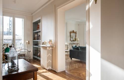 Élégance classique et moderne : Parquet à chevrons et miroir doré.