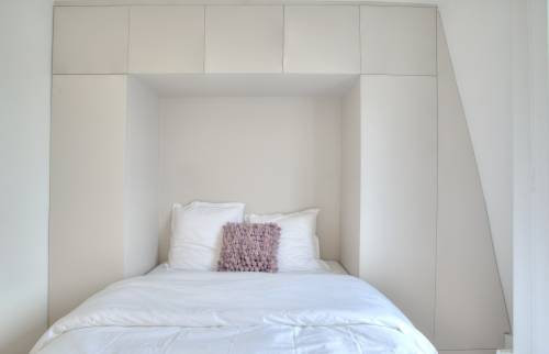 Meuble pont au dessus du lit dans la chambre à coucher