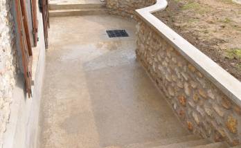 Création de terrasse avec mur de soutènement en pierres apparentes - Moissy-Cramayel 77550