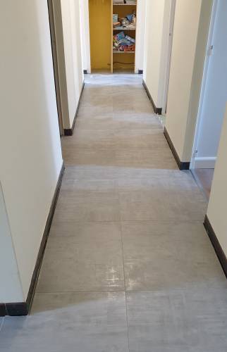 Couloir carrelé avec nouveau carrelage 60x60